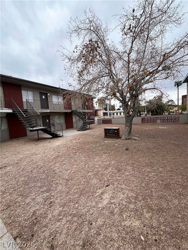 Building Photo - 1121 E Desert Inn Rd