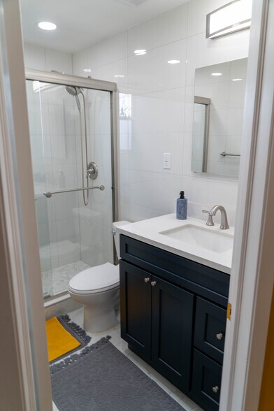 Beautiful 3 bedroom apartment renting unfurnished - 1042 E 93rd St