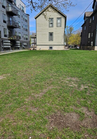 Large Shared Back Yard - 588 Selby Ave