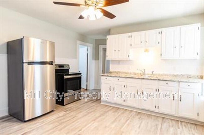 Building Photo - 642 Maple St