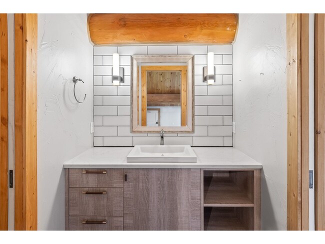 Building Photo - Beautiful Home on 10 Actre