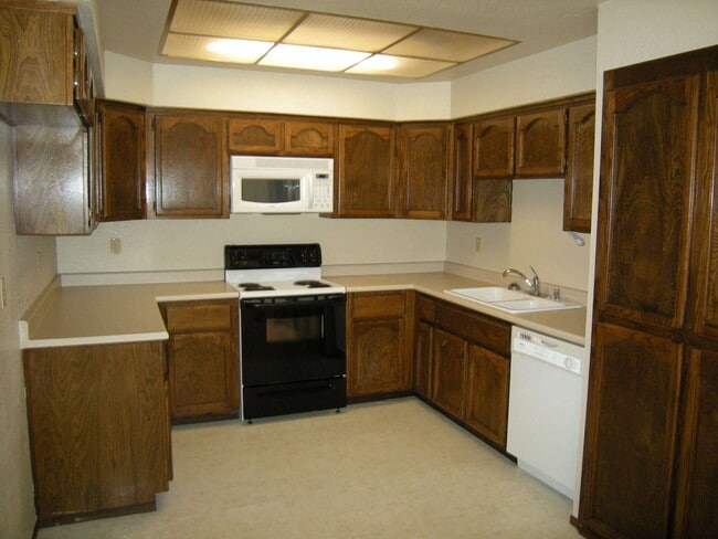 Building Photo - Lovely duet with easy access to shopping a...