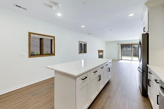 Building Photo - 1209 E Davis St