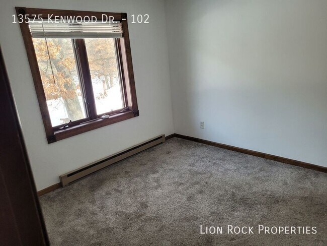 Building Photo - 13575 Kenwood Dr N