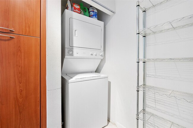 Building Photo - 625 Casa Loma Blvd