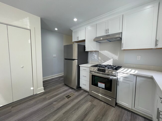 Building Photo - Gorgeous Old Metairie 2 Bed/1Bath Renovation, steps from Metairie Road! Parking spot included!