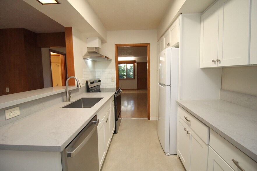 Building Photo - 3200-3236 SW Marigold St