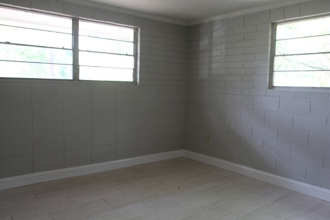 Building Photo - 1306 Maryland Dr