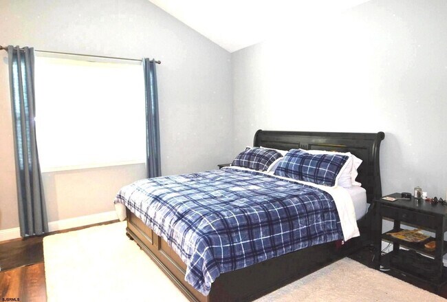 Building Photo - 498 Country Club Dr