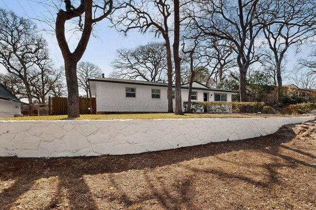 Building Photo - 1900 Mimosa Dr