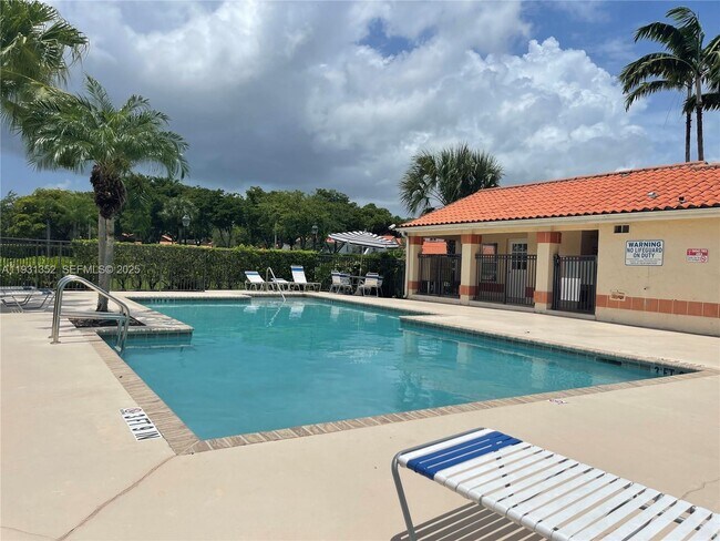 Building Photo - 3370 Pinewalk Dr N