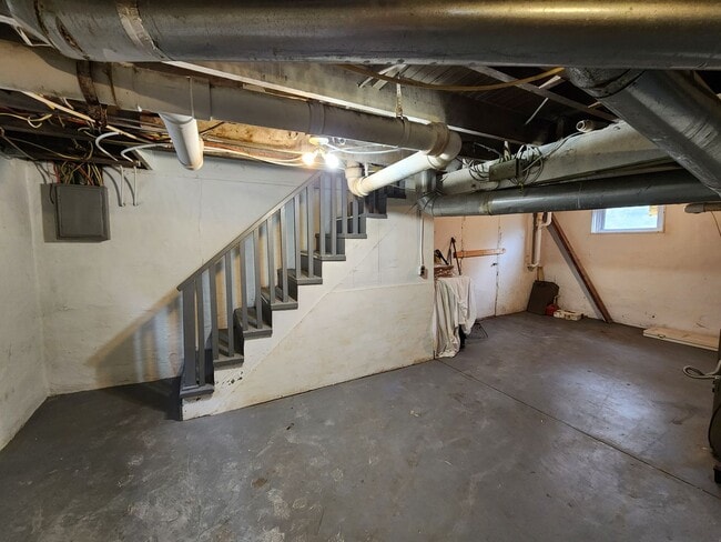 Building Photo - 3 Bedrooms, 1.5 Bath Brick Bungalow with Basement & Large Yard.  Close to UofL.