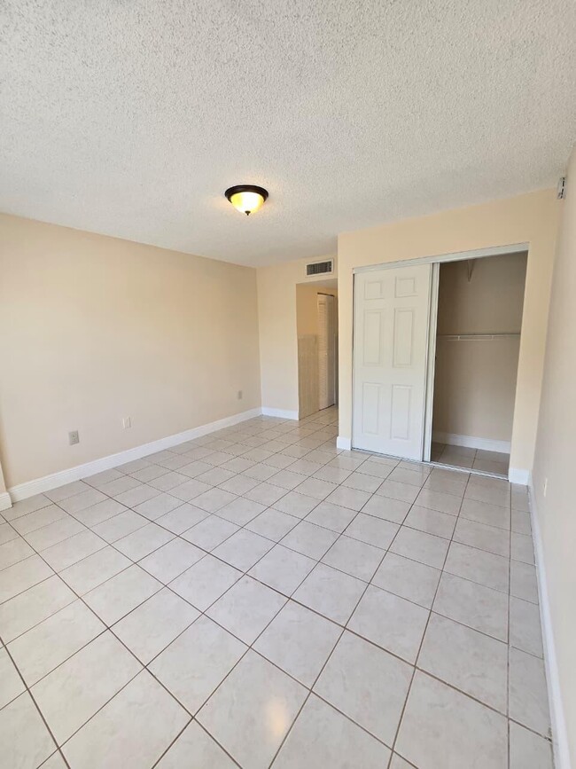 Building Photo - 4304 NW 9th Ave