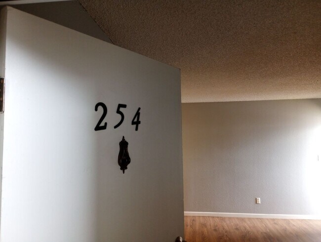 Building Photo - Cherry Creek Schools, 2 bed, 1 bath, 900 s...