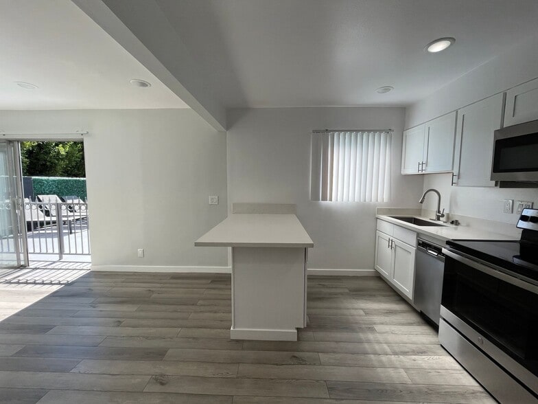 Interior Photo - 616 North Sweetzer Avenue
