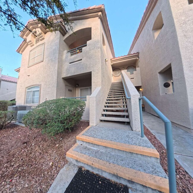 Building Photo - Highly Remodeled | 2nd Floor | Vaulted Ceilings