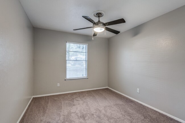 Building Photo - 834 Timberlake Dr