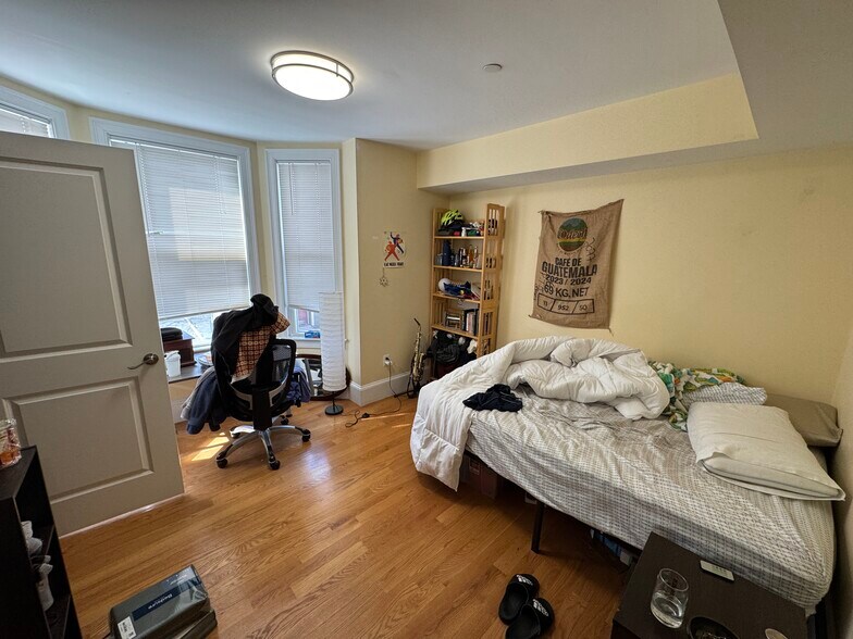 Building Photo - 183 River St