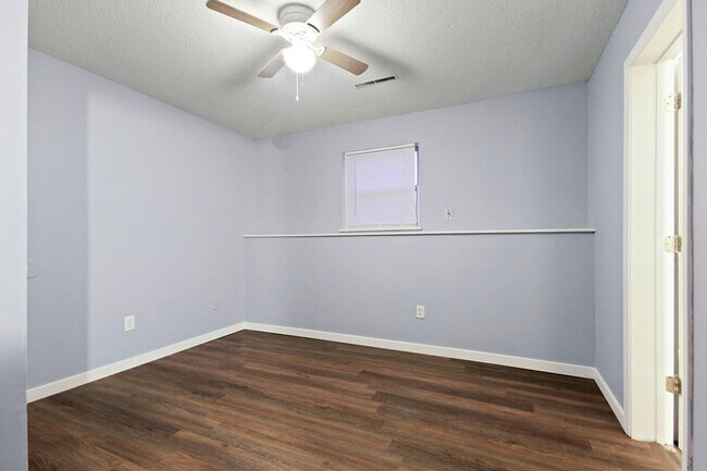 Building Photo - 3201 Elm Grove Dr