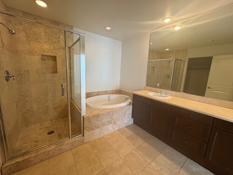 Master Bath - 128 N Oak Knoll Ave