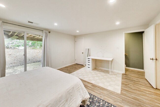Building Photo - 2bd/2.5ba hideaway in the heart of Reston - incredible location $2750+util.