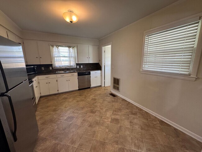 Building Photo - 3 Bedroom Home in Murray