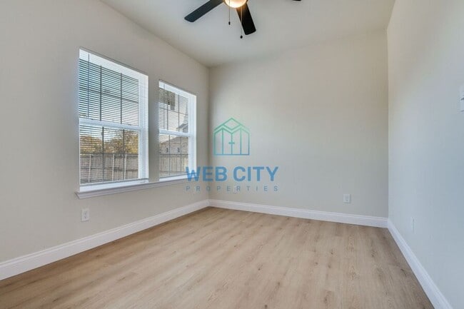 Building Photo - 4900 Leland Ave