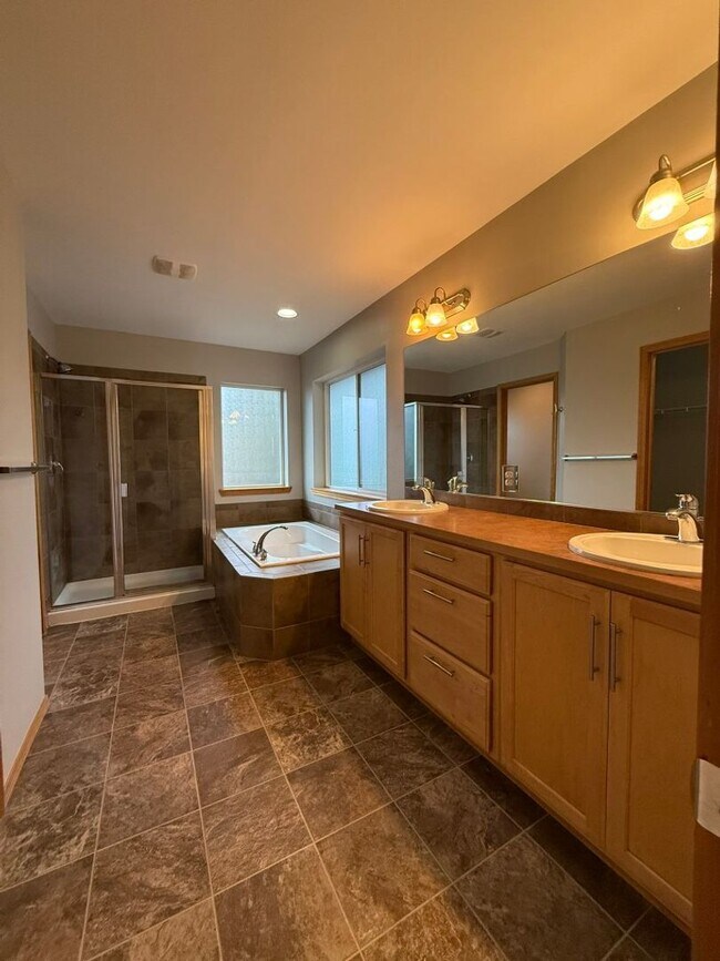 Building Photo - 5Bd/2.5Ba Maple Valley House