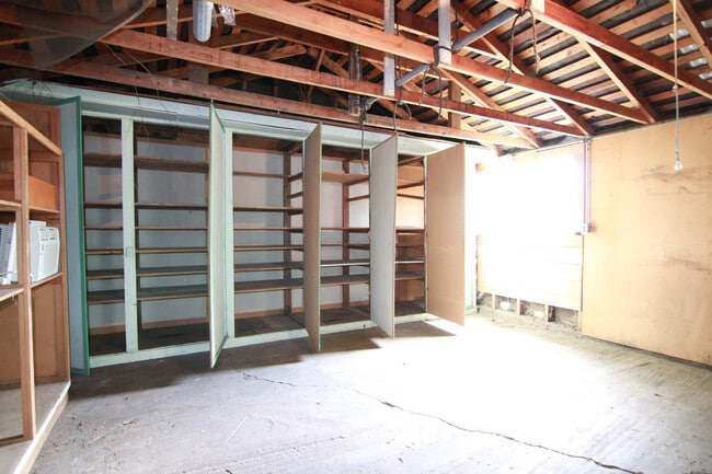 Building Photo - Great Location!