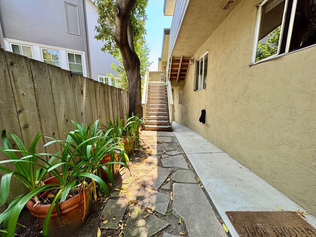 Building Photo - Natural Light Flooded 2 Bedroom Apartment ...