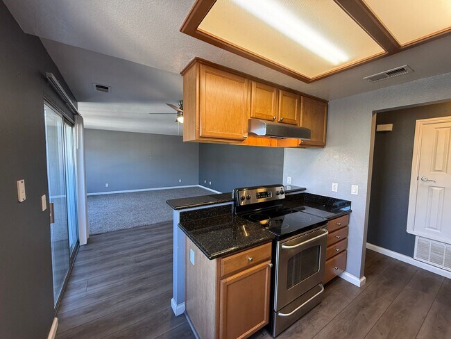 Building Photo - Parkview condo close to shopping & freeway access!