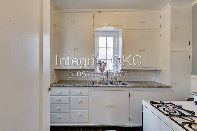 Building Photo - 1803 Carey Pl
