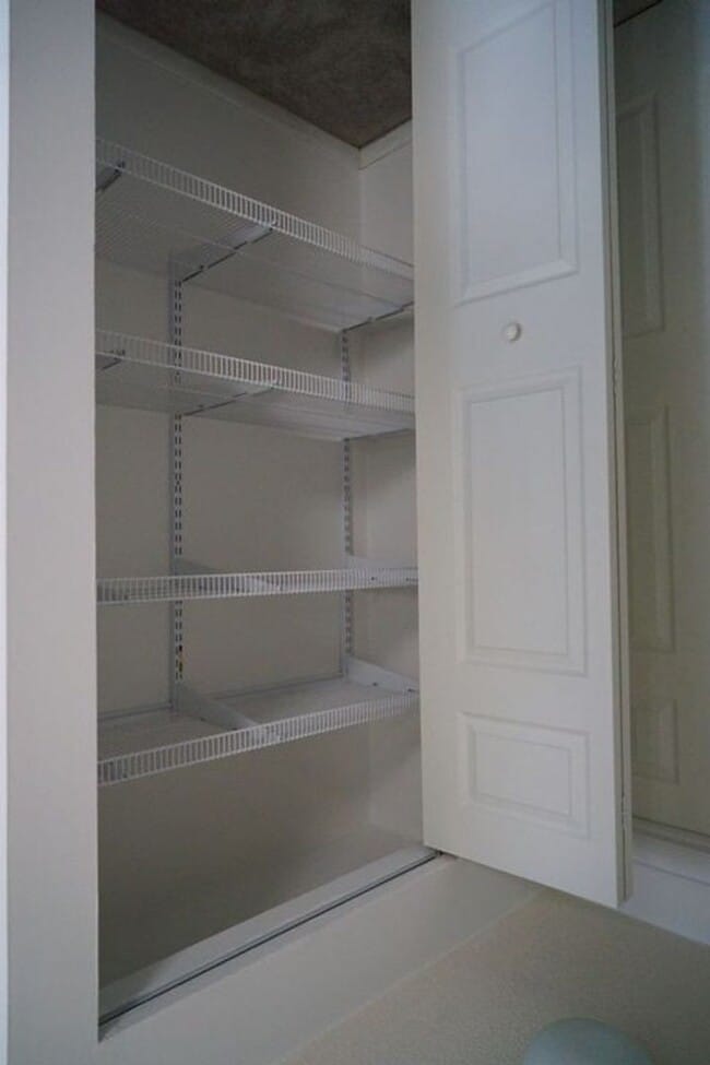 Building Photo - Immaculate 2 bedroom Loft Style Condo avai...