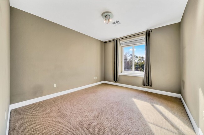 Building Photo - 3-Bedroom Townhome for Rent in Fremont!