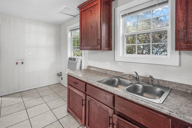 Building Photo - 208 3rd St