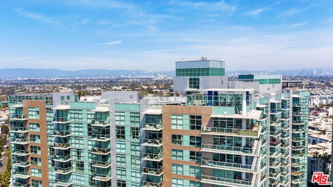 Building Photo - 13700 Marina Pointe Dr