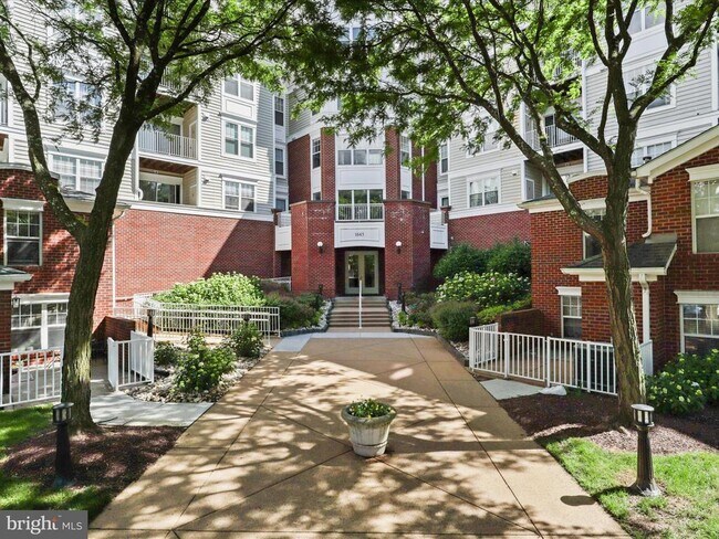 Building Photo - 1645 International Dr