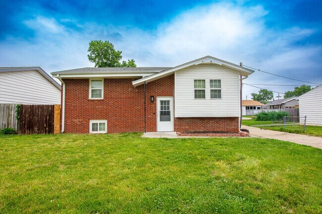 Building Photo - Adorable 3 Bedroom / 1 Bath Split Entry Home in Carter Lake with 2 Car Detach Garage!
