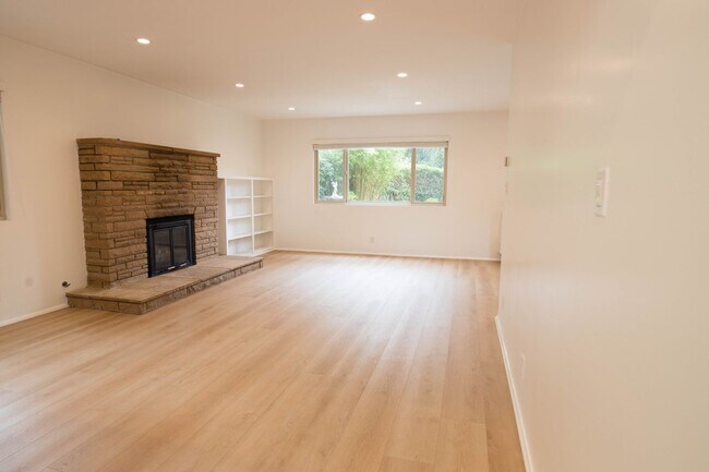 Building Photo - 3 Bedroom 2 Bathroom Home in Mission Canyon