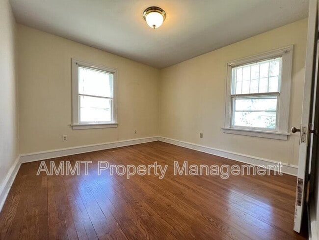 Building Photo - 421 19th St NE