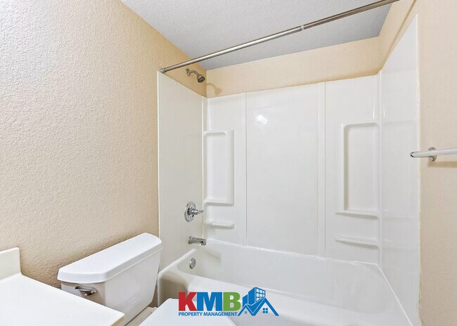 Building Photo - 400 Grandview Ct