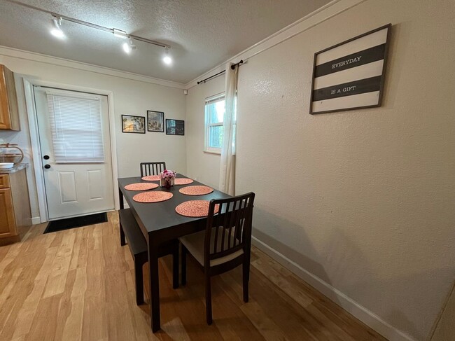 Building Photo - 1816 Weeks Ave