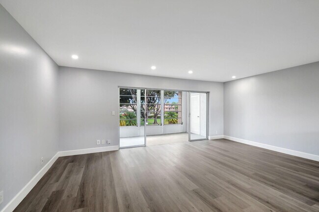 Building Photo - 702 Lori Dr