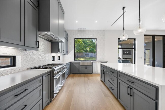 Building Photo - 2905 Westhill Dr