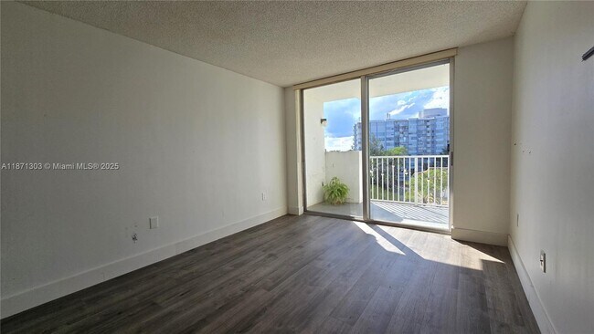 Building Photo - 1300 NE Miami Gardens Dr