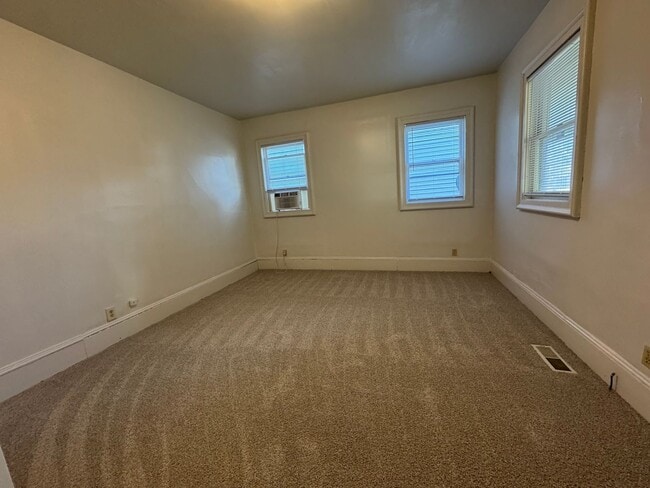 Building Photo - Charming Updated 2 Bedroom Home with New F...