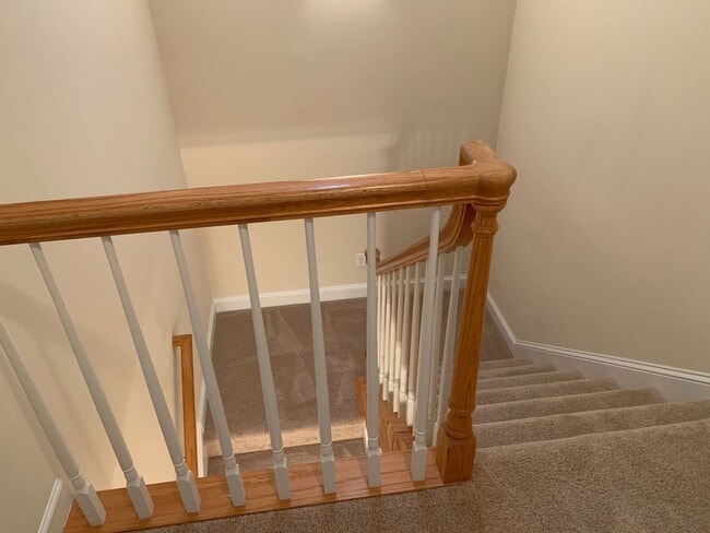 Building Photo - Large 3 Bed | 2.5 Bath Townhouse With Firs...