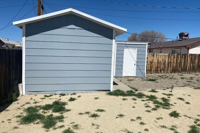 Building Photo - Beautifully Done Home Waiting For You...