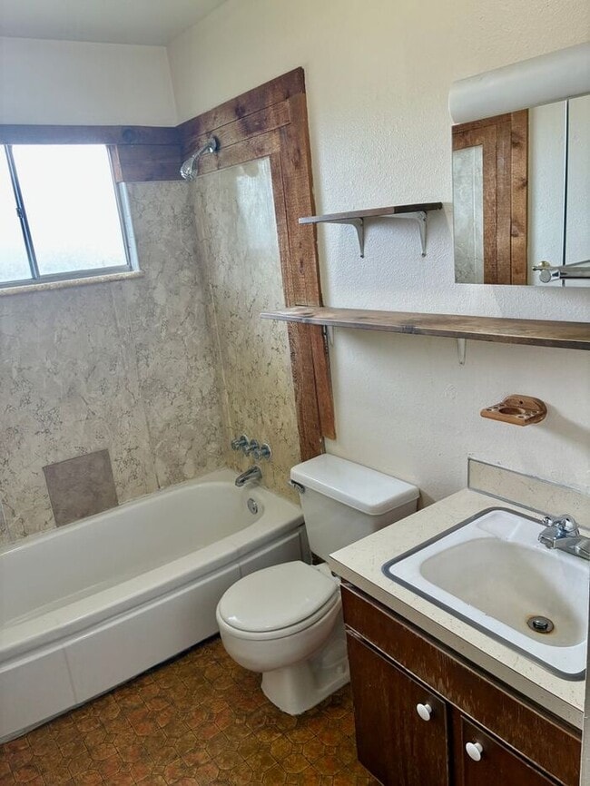 Building Photo - Upper Level 2 Bedroom 1 Bath Duplex Unit in Central Loveland, CO