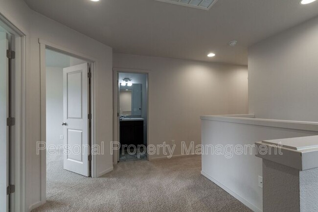 Building Photo - 744 NE 138th Pl